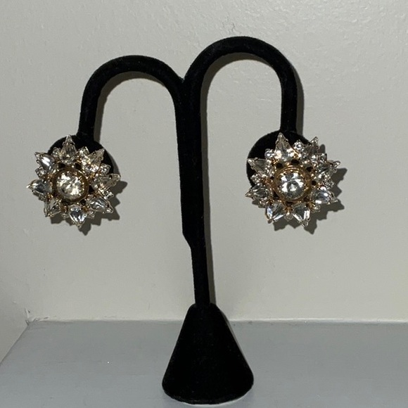 Retro Clip On Earrings Brilliantly Sparkly Stones and Gold-Tone Metal - Picture 9 of 12